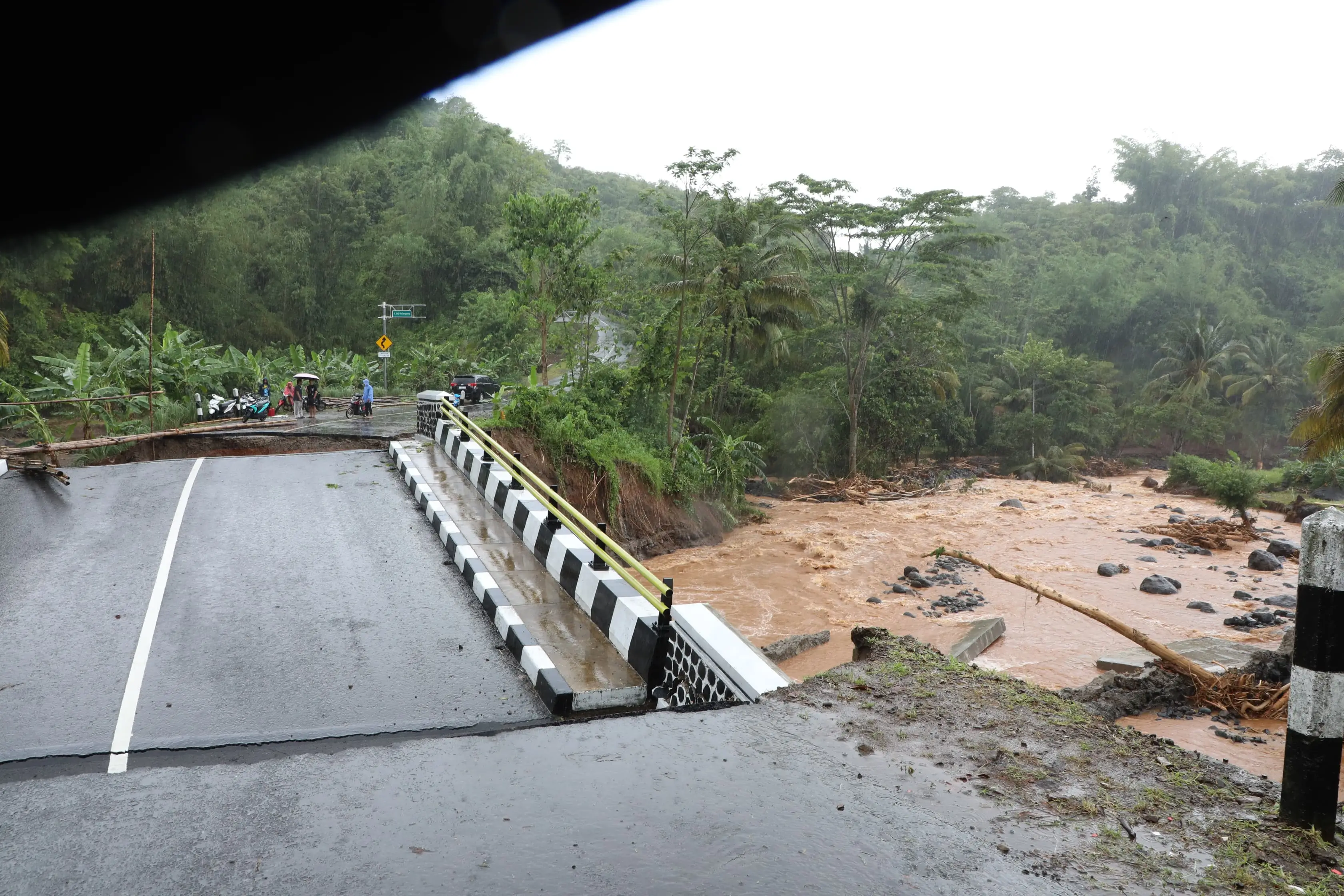 Sepuluh Jembatan Terputus Akibat Banjir dan Longsor Sukabumi, BNPB Siapkan Jembatan Darurat Bailey